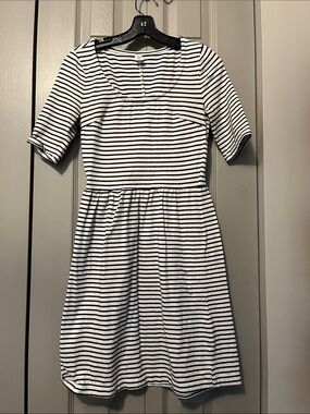 7/$20 Old Navy Black and White Striped Dress